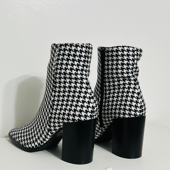 Super cute DOGTOOTH ANKLE BOOTS. Brand new, Black and White. - Picture 2 of 3